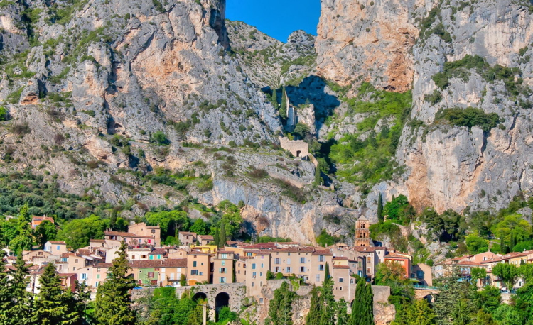 Moustiers y la garganta detrás del pueblo