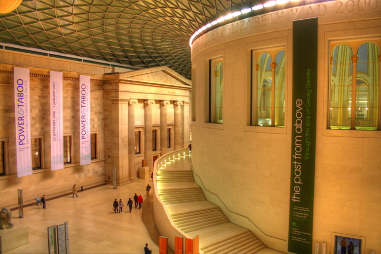 Entrada al Museo Británico, Londres, UK