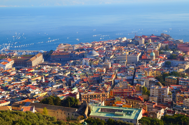 Vistas del centro y plaza del Pebliscito, Nápoles, Italia