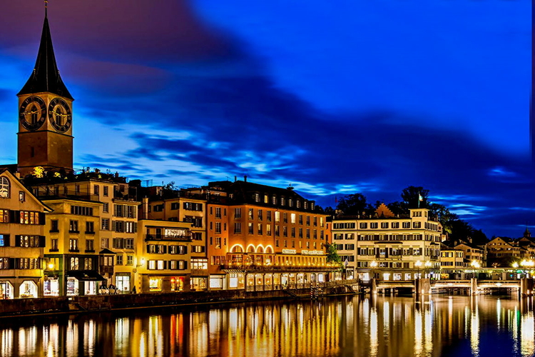 Ribera del Limmat al anochecer, Suiza, Zúrich