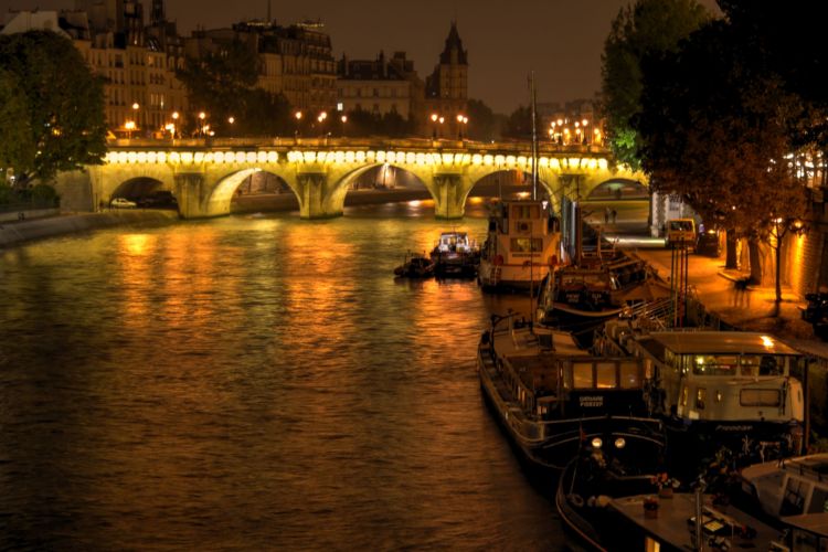 Ile de la Cite por la noche, París, Francia