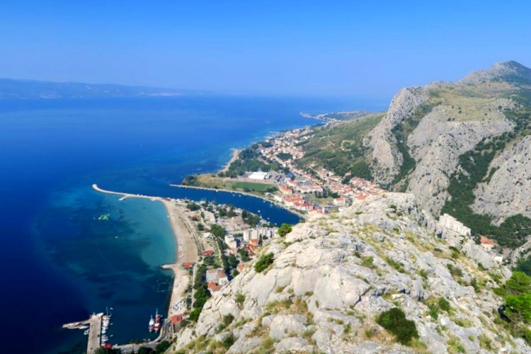 Vista de Omis desde la fortaleza, Croacia