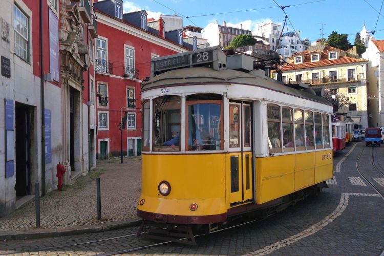 Tranvía por las calles de Lisboa, Portugal