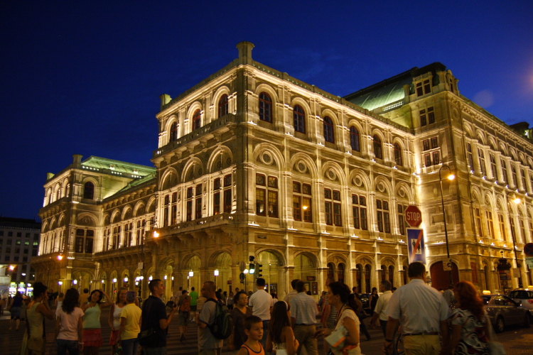 Edificio de la Ópera por la noche, Austria, Viena