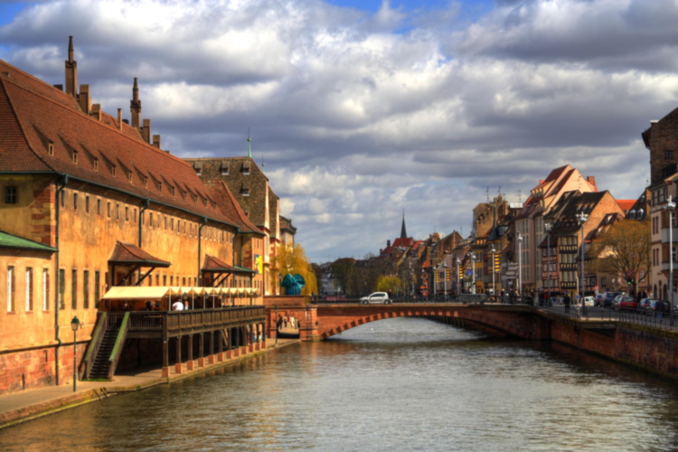 Paseo junto al río Ill, Estrasburgo, Alsacia