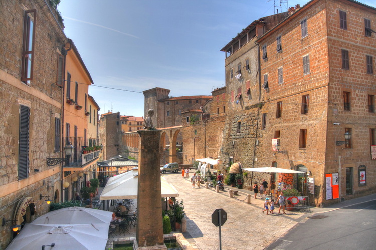 Entrada a la zona vieja de Pitigliano, Toscana, Italia