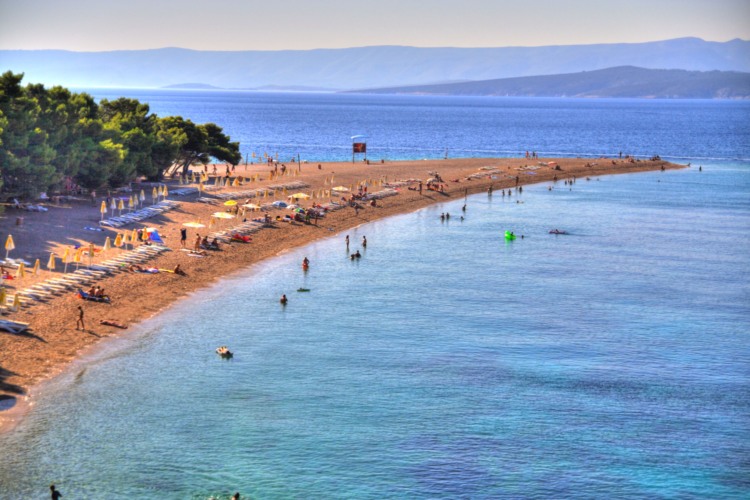 Playa de Zlatni Rat en la isla de Brac, Croacia