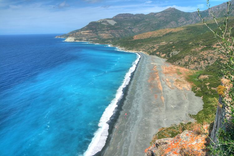 Playa negra de Nonza, Córcega, Francia