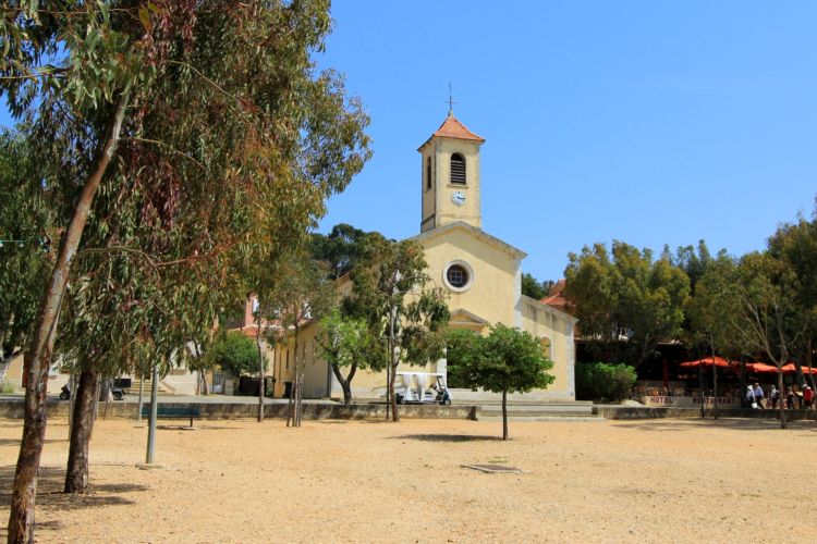 Iglesia en la plaza de Porquerolles, Francia