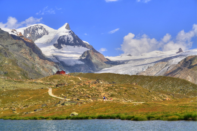 Refugio de Fluhalp al fondo del Stellisee