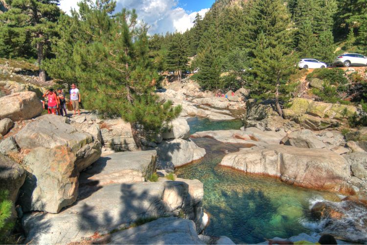 Piscinas naturales en el Valle de la Restonica, Córcega, Francia
