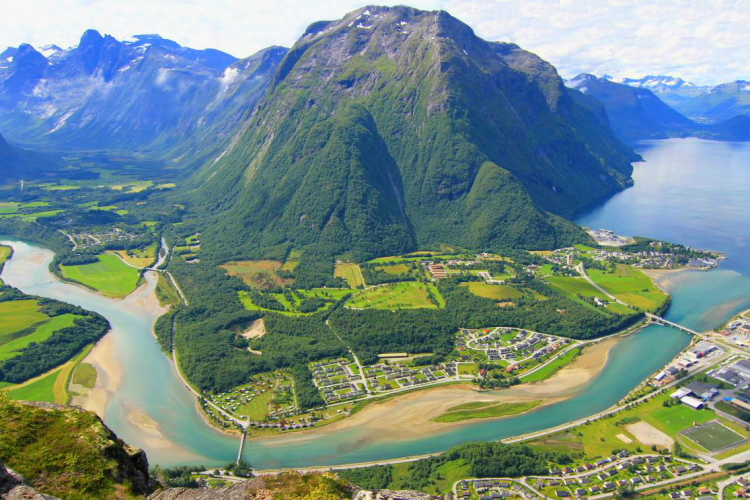 Vistas desde la cresta de Romdalseggen, Noruega, fiordos