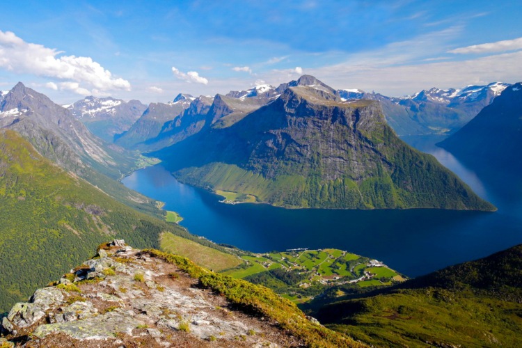 Montaña de Saksa, Noruega , fiordos