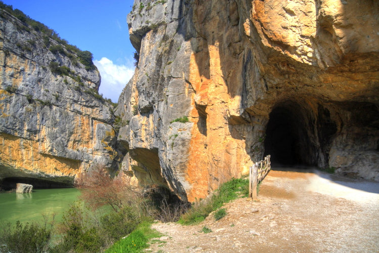 Salida del primer túnel a lo largo dela ruta de la foz de Lumbier
