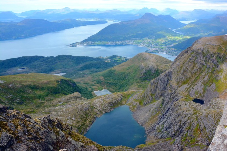 Vistas desde Skopphornet, Noruega, fiordos