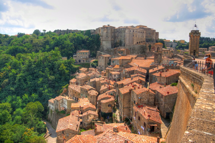 Masso Leopoldino en Sorano, Toscano, Italia