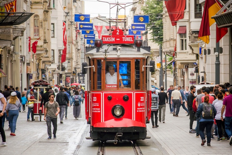 Tranvía de la plaza Taksim, Estambul, Turquía