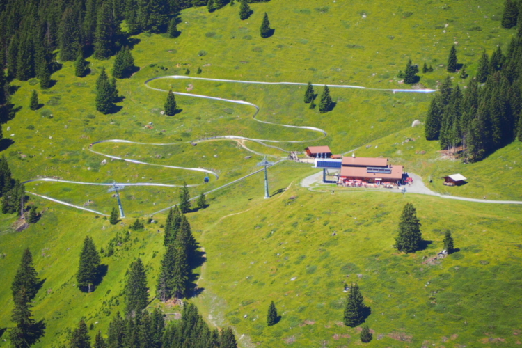Tobogán junto a la estación superior del teleférico, Oeschinensee, Alpes, Suiza, Berna