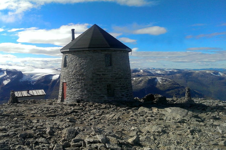 Torre en la cima de Skala, Stryn, Loen, Noruega, fiordos