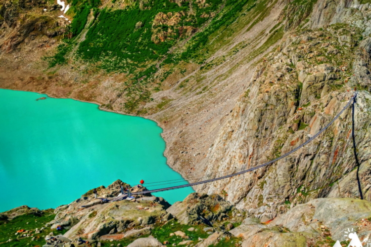 Vistas de puente y lago Trift