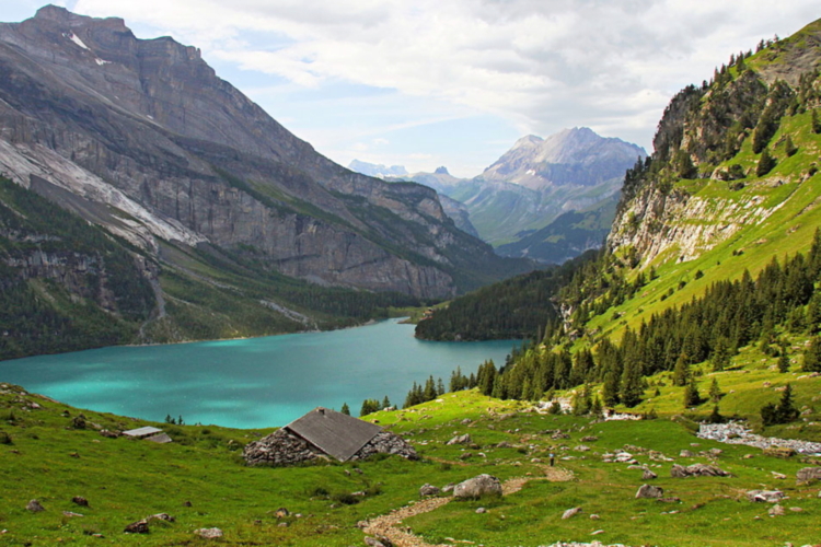 Vistas desde la pradera Unterbergli, Alpes, Suiza, Oeschinensee