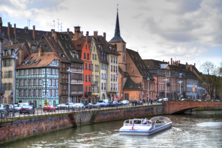 Vistas a lo largo del río Ill, Estrasburgo, Alsacia