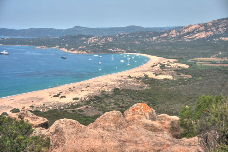 Playa de Erbaju desde la Torre de Roccapina, Córcega, Francia