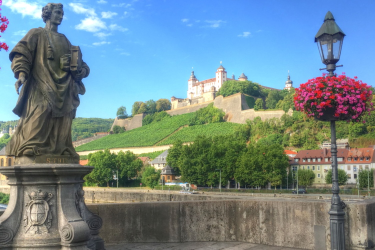 Castillo de Wurzburg desde el puente, Franconia, Baviera, Alemania