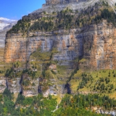 Detalle de las paredes montañosas sobre el valle