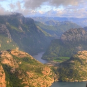 Vistas desde el Púlpito hacia el islote de Bergsholmen