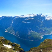 Vistas de ambos brazos de lago Ringedalsvatnet 