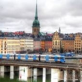 Tren pasando frente  a Gamla Stan