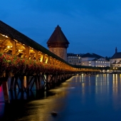 Vista nocturna del Kapellbrücke