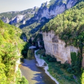 Paisaje del río a lo largo de las gargantas