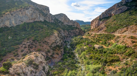 Desfiladero a lo largo de la ruta cátara, castillos, Occitania, Francia